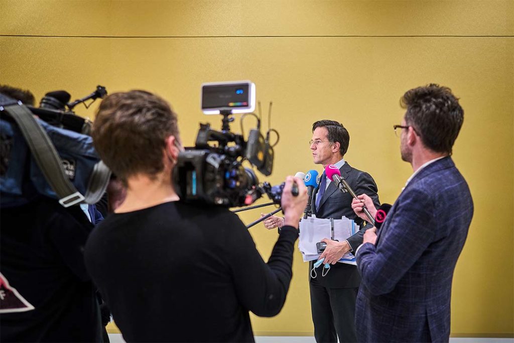 Mark Rutte wordt geïnterviewd door de media