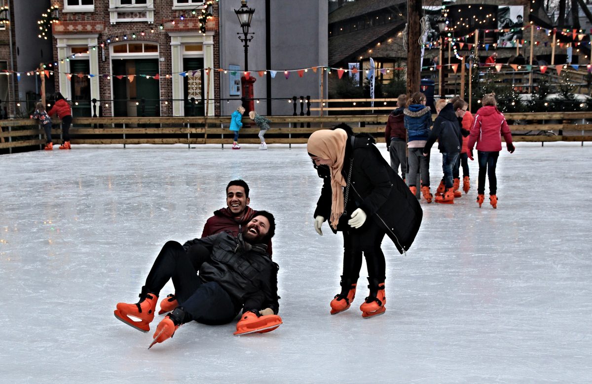 Vluchtelingen leren schaatsen.